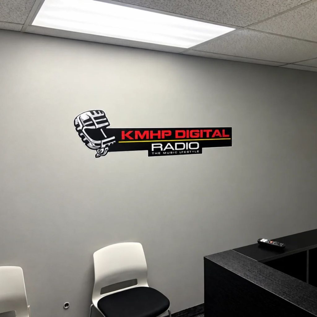 kmhp digital radio studio